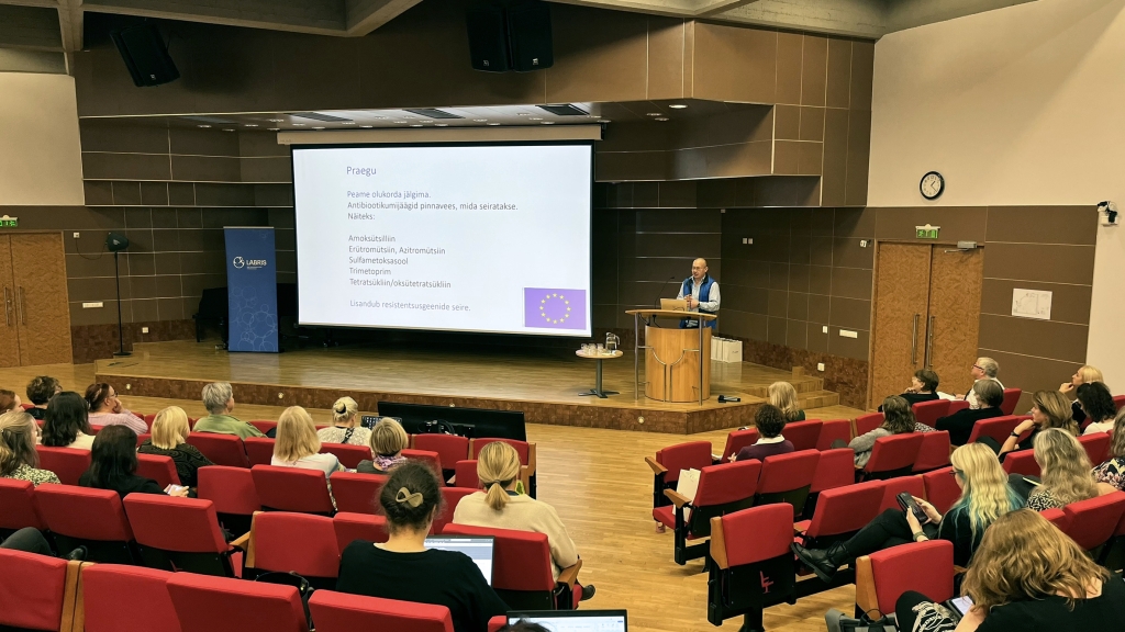 Tartu Ülikooli professor Tanel Tenson infopäeval teadmisi jagamas.JPEG